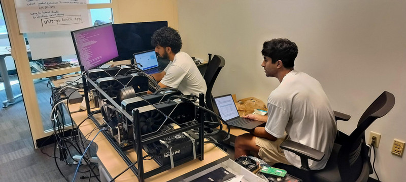 2 students working in a computer lab
